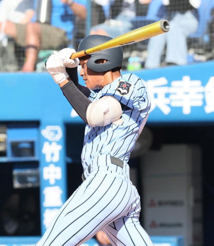 　８回、安打を放つ東海大相模・福田拓翔（撮影・石井剣太郎）