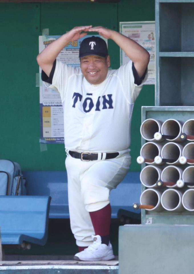 　４回、ベンチから指示を出す大阪桐蔭・西谷浩一監督（撮影・中田匡峻）