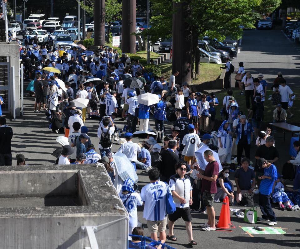 　２軍戦を観戦しようと開門前から詰めかけた大勢のファン（撮影・伊藤笙子）