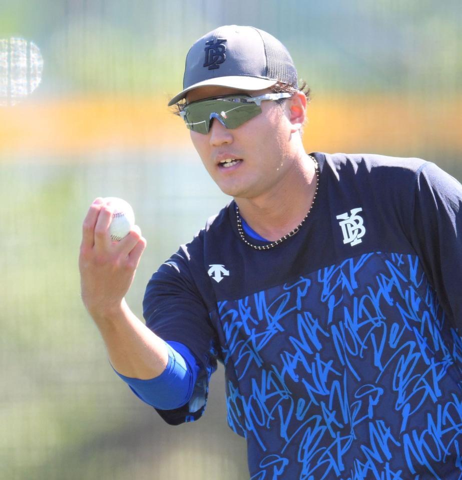 　試合前のキャッチボールで球種を伝える藤浪（撮影・伊藤笙子）