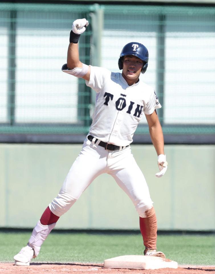 　４回、２点適時三塁打を放ち、塁上でガッツポーズを見せる大阪桐蔭・宮本楽久（撮影・中田匡峻）