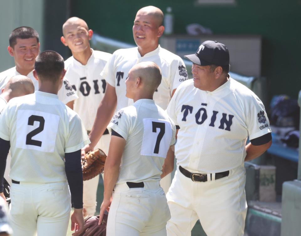 　３回の攻撃前、ナインに声をかける大阪桐蔭・西谷浩一監督（右端）＝撮影・中田匡峻