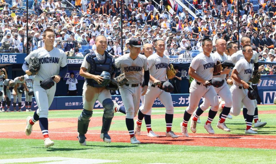 　試合に勝利し駆け出す奥村頼人（左端）ら横浜ナイン（撮影・石井剣太郎）