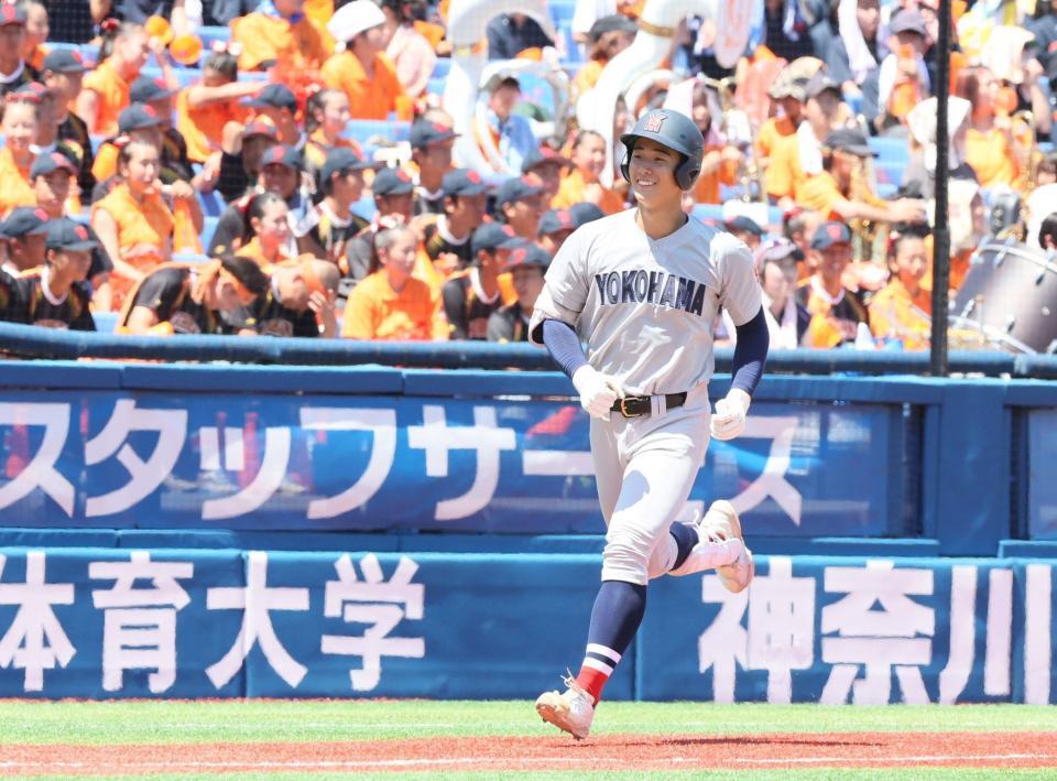 　５回、逆転３ランを放った横浜・奥村頼人（撮影・石井剣太郎）