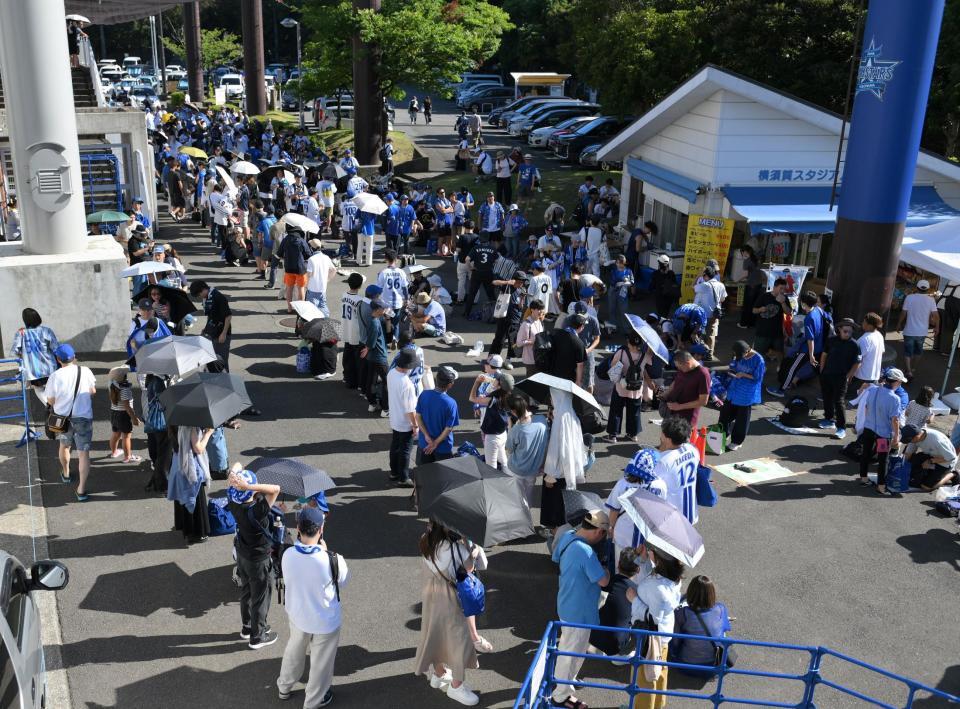 　２軍戦を観戦しようと開門前から詰めかけた大勢のファン（撮影・伊藤笙子）