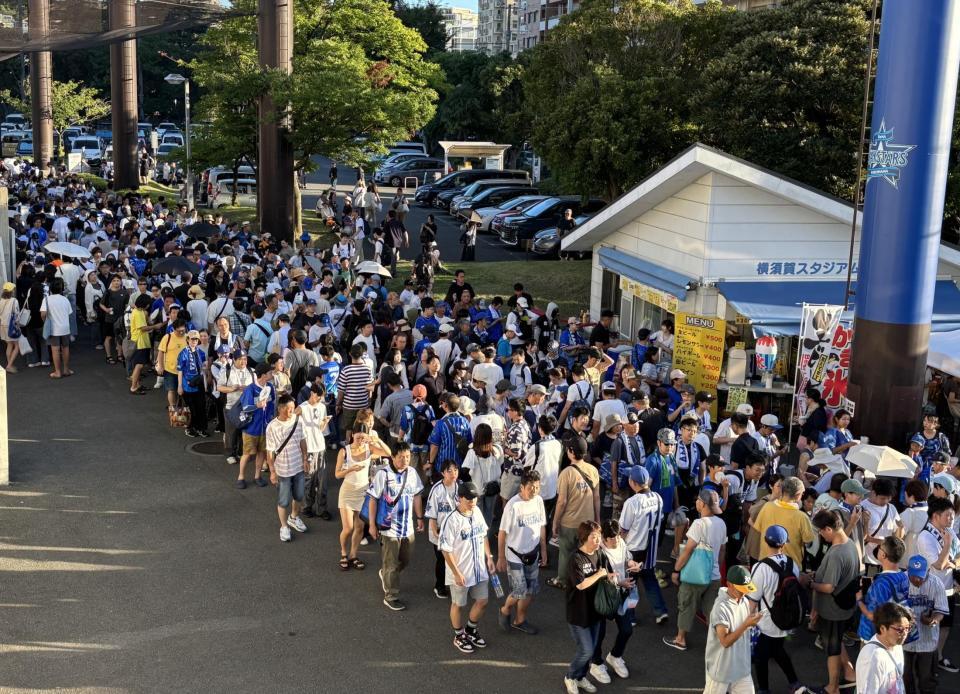　試合開始直前でも入場の列が途切れない横須賀スタジアム