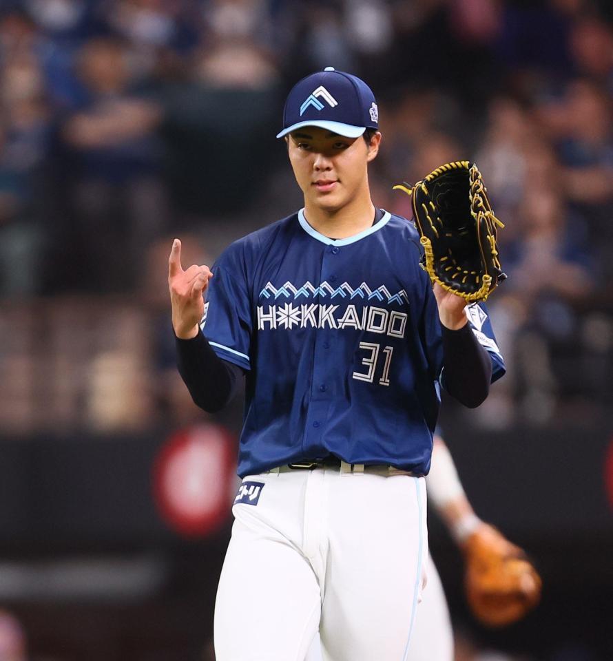 　３回、ナインとアウトカウントを確認する柴田（撮影・中島達哉）