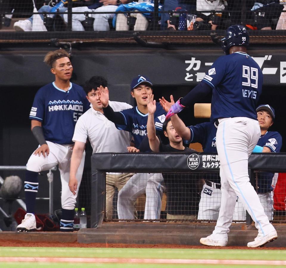 　２回、先制のホームを踏んだレイエス（右から２人目）を迎える柴田（中央）ら日本ハムナイン（撮影・中島達哉）