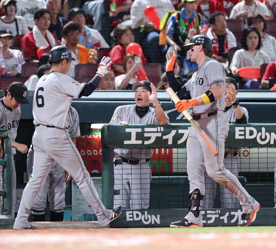 　７回、生還した坂本を出迎える阿部監督（撮影・市尻達拡）