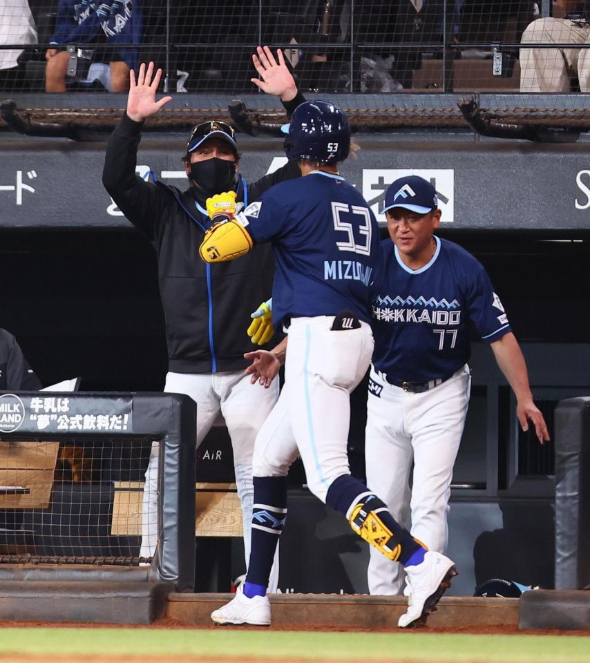 　４回、ソロを放った水谷（５３）をハイタッチで迎える新庄監督（左）＝撮影・中島達哉