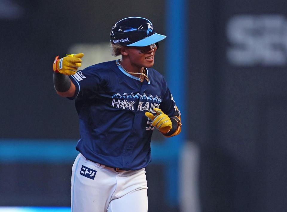 　４回、ソロを放ち、ポーズをとりながらダイヤモンドを回る水谷（撮影・中島達哉）