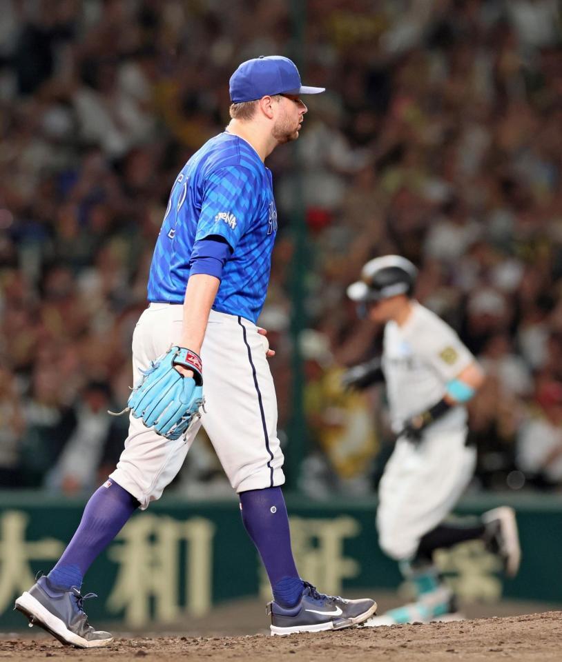 　６回、佐藤輝にソロを浴びて肩を落とすケイ（撮影・立川洋一郎）