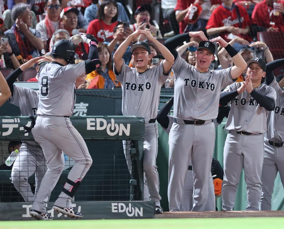 　９回、右越えソロを放った丸を、丸ポーズで迎える坂本とリチャード（撮影・市尻達拡）