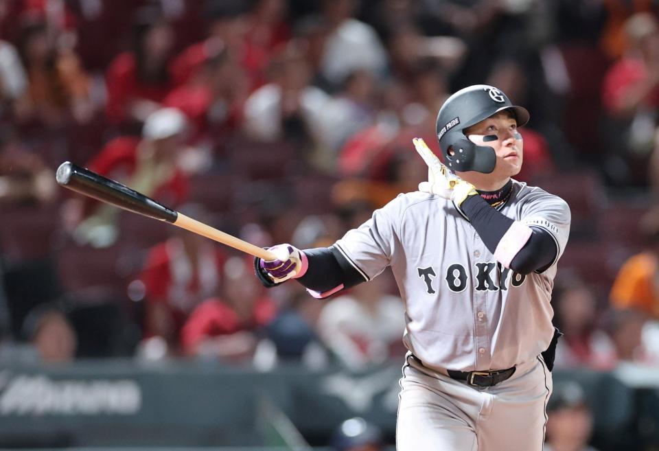 　９回、右越えソロを放つ丸（撮影・市尻達拡）