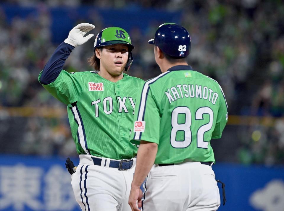 　７回、勝ち越し打を放った赤羽（左）