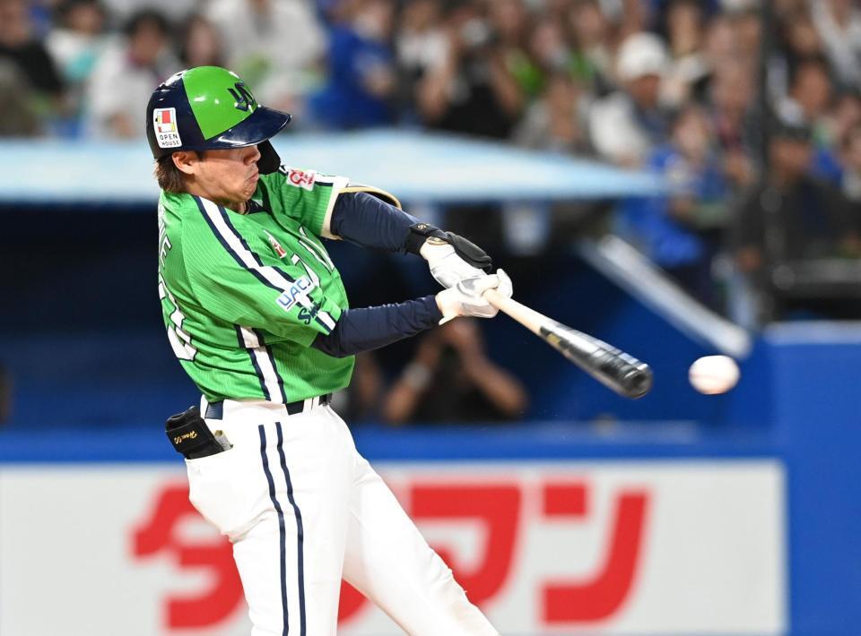 　７回、勝ち越しの左前タイムリーを放った赤羽（撮影・園田高夫）