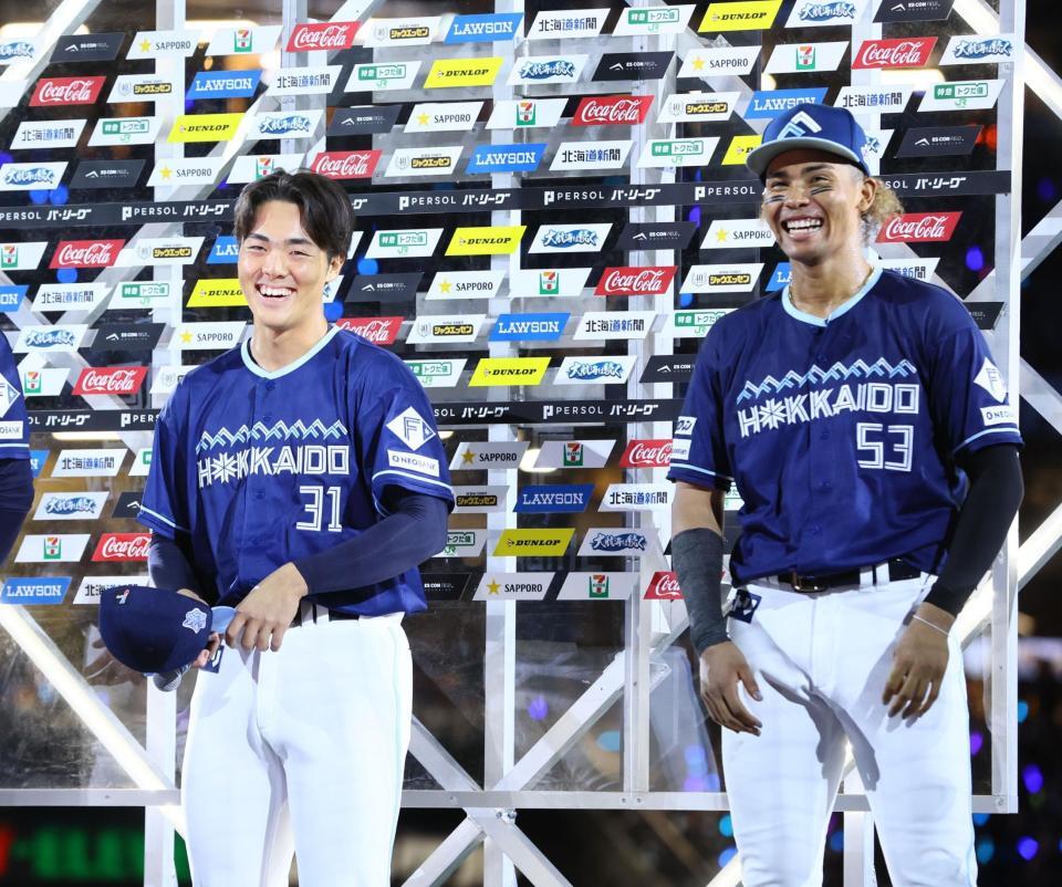 　お立ち台で笑顔を見せる柴田（左）と水谷（撮影・中島達哉）