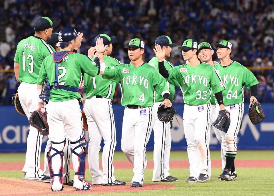 　５連勝を挙げたヤクルトナイン（撮影・園田高夫）