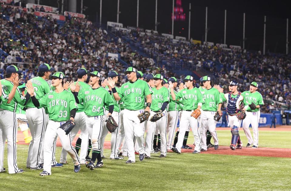 　５連勝を挙げたヤクルトナイン（撮影・園田高夫）