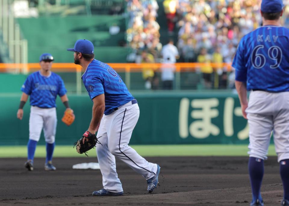 　１回、佐藤輝の放った打球を拾い上げるフォード（左から２人目）＝撮影・北村雅宏