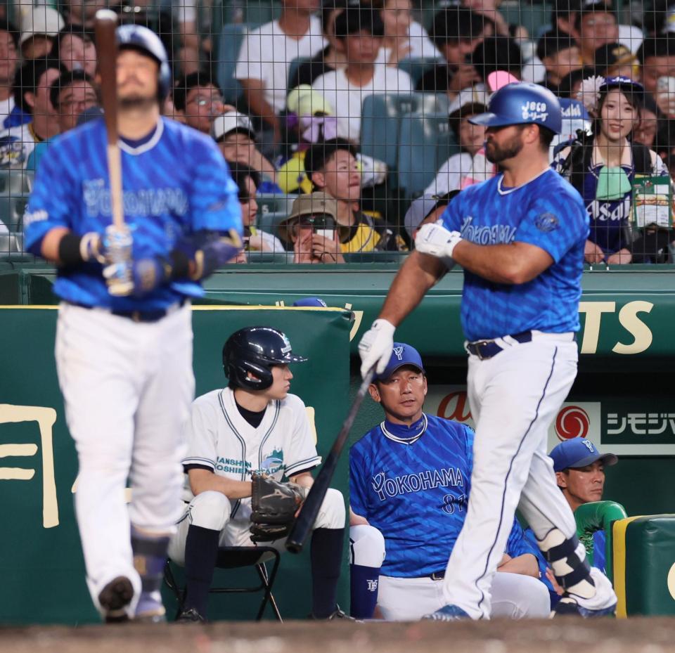 　４回、牧が空振り三振に倒れ渋い表情を見せる三浦監督（中央右）＝撮影・立川洋一郎