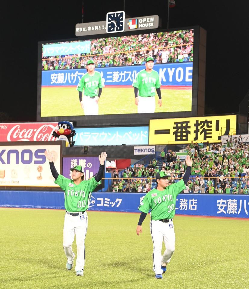 　ファンに手を振るヤクルトの赤羽（左）と荘司（撮影・園田高夫）