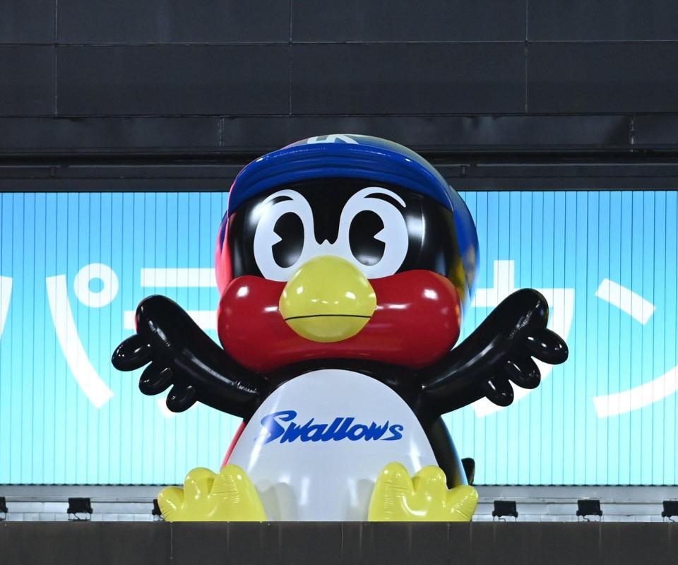 　バックスクリーンに現れたつば九郎バルーン（撮影・園田高夫）