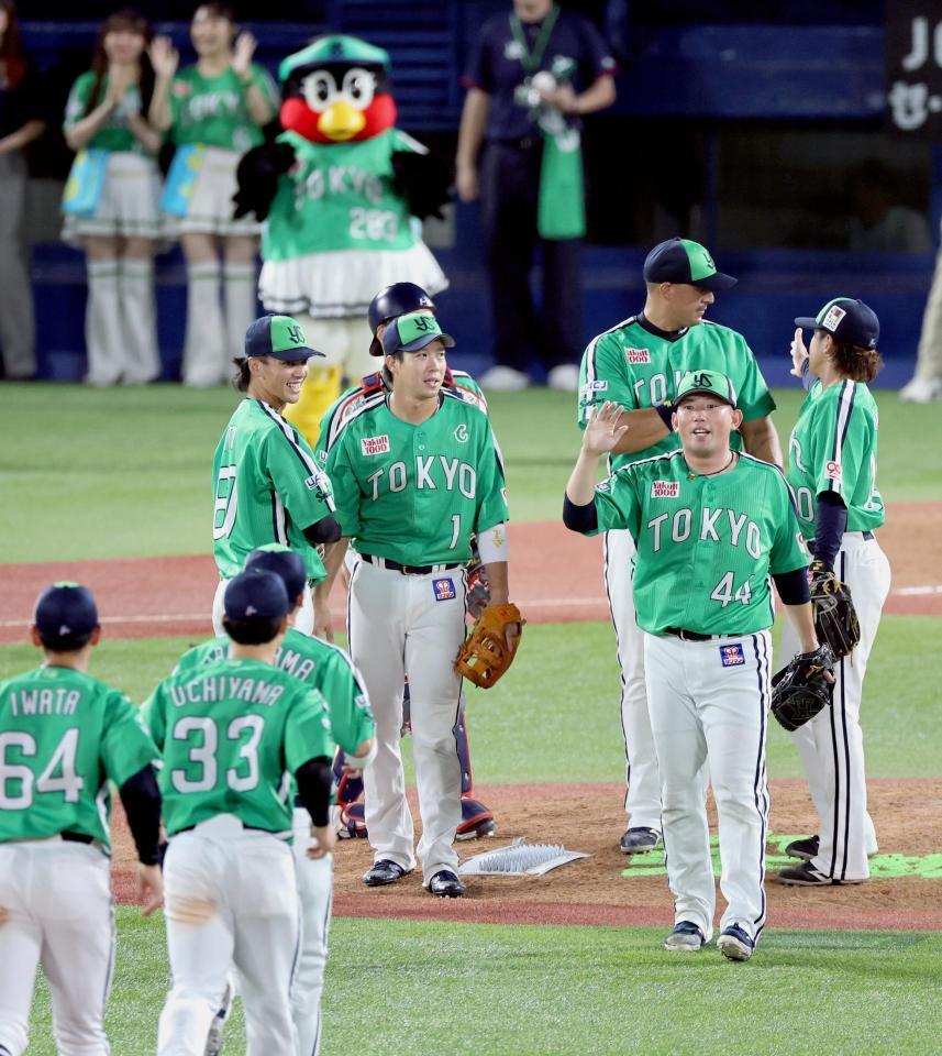 　中日に勝利し、喜び合うヤクルトナイン