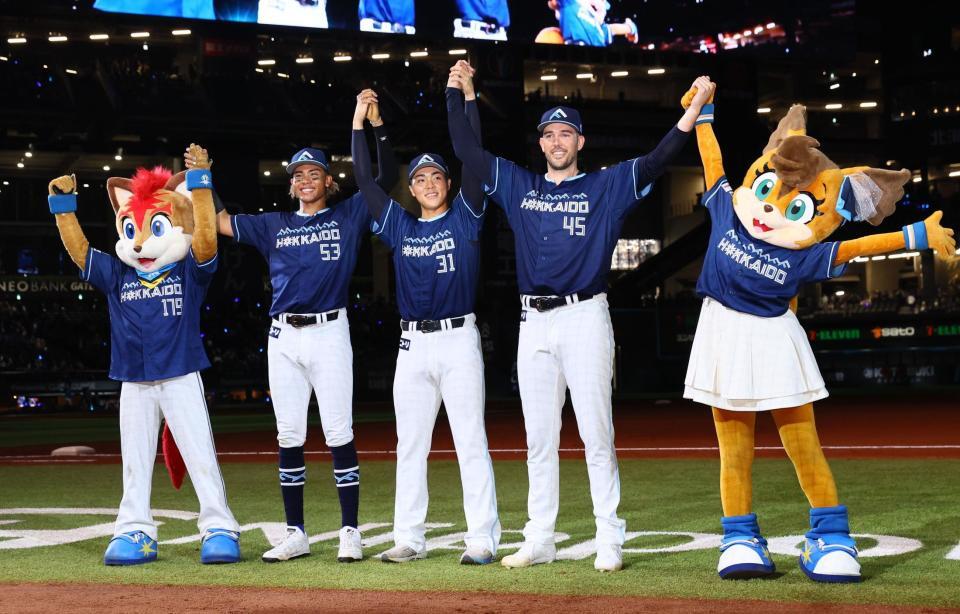 　笑顔で記念撮影に応じる（左から）水谷、柴田、バーヘイゲン（撮影・中島達哉）