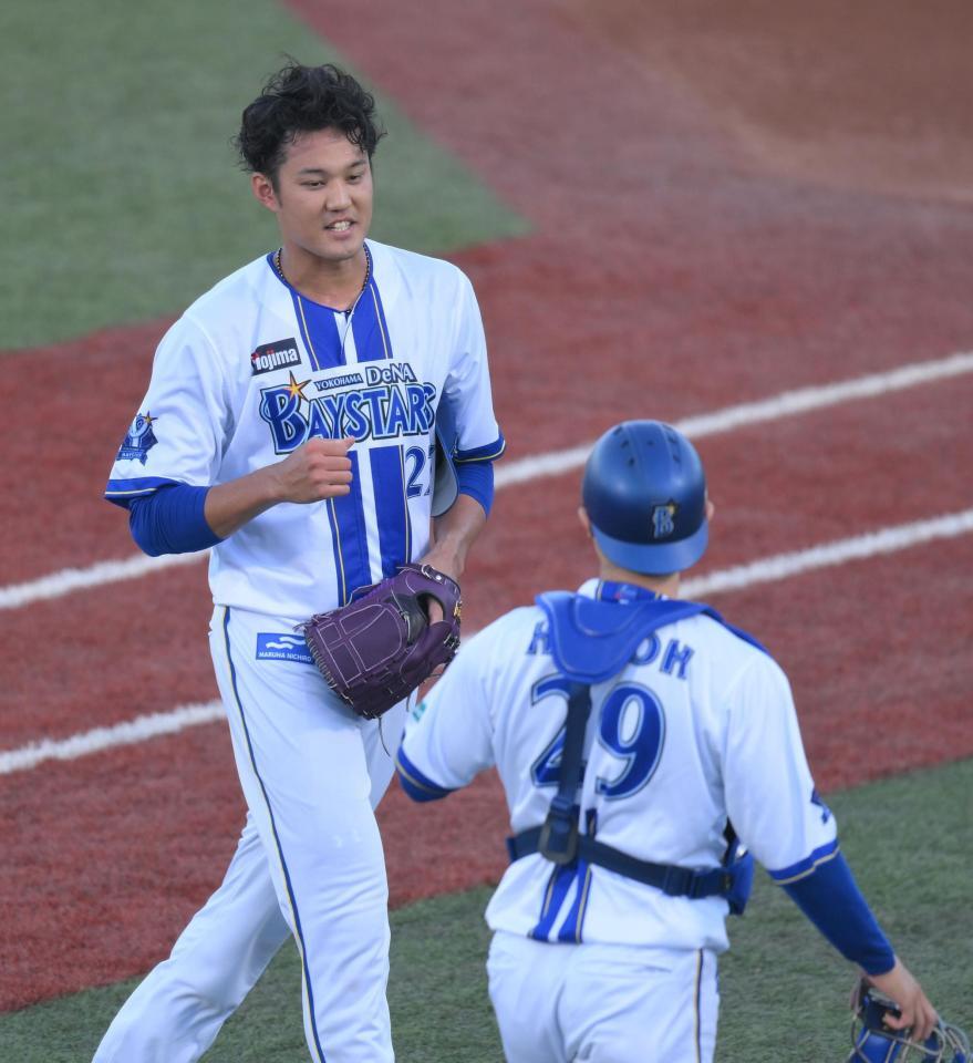 　１回を三者凡退で終え、伊藤（右）とグータッチする藤浪（撮影・伊藤笙子）