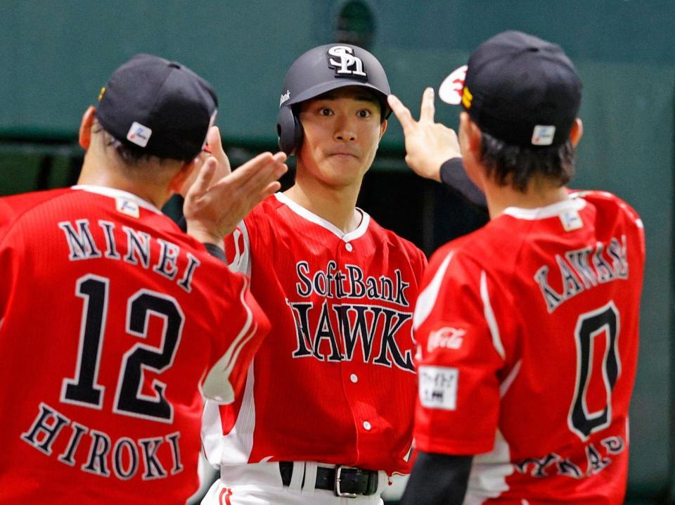 　６回、野村の適時打で生還し迎えられる柳町