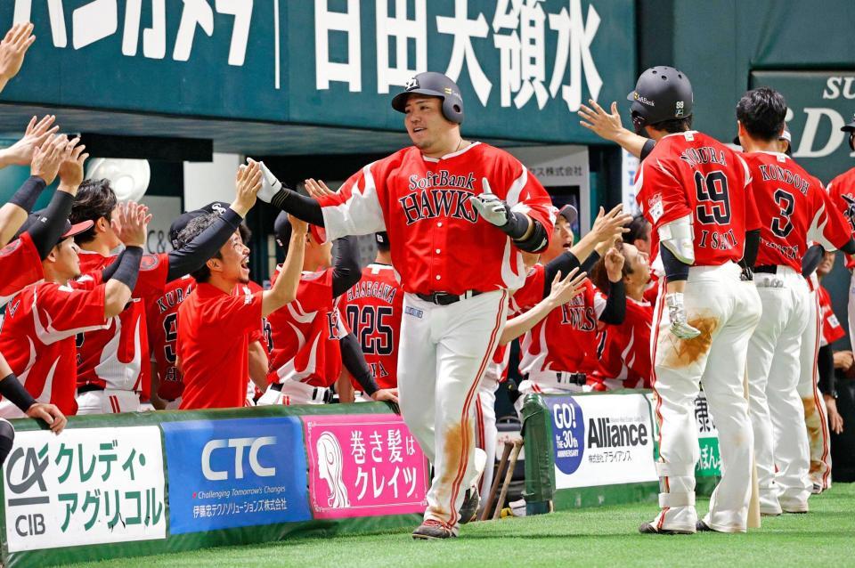 　８回、３ランを放ちナインに迎えられる山川（中央）