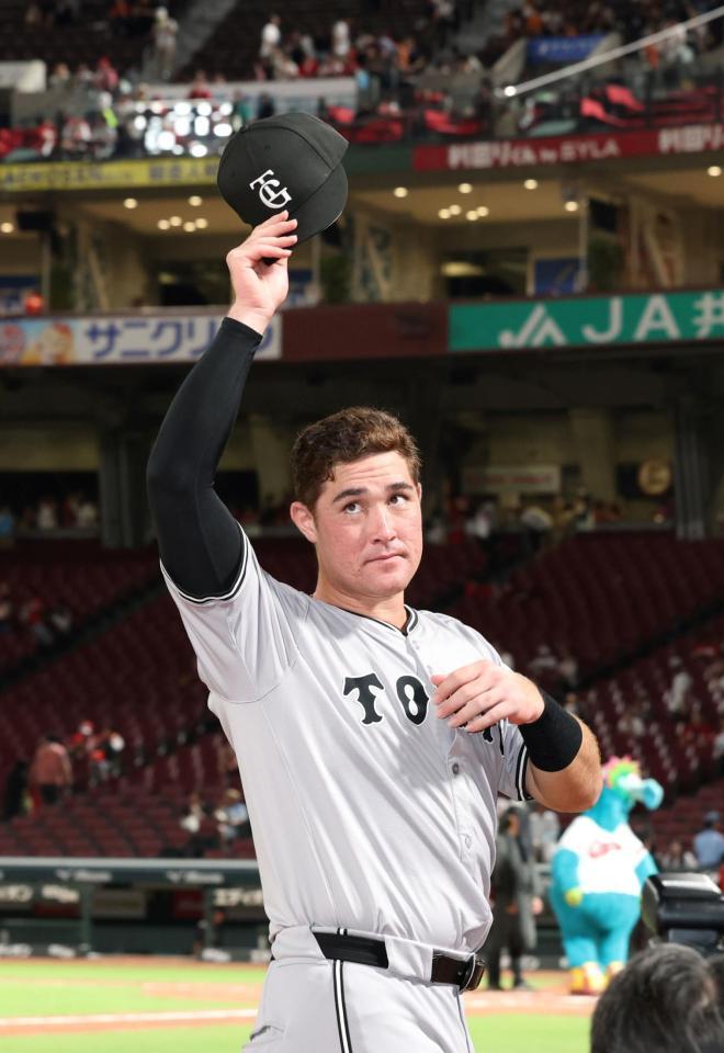 　ヒーローインタビュー後、ファンの声援に応えるリチャード（撮影・市尻達拡）