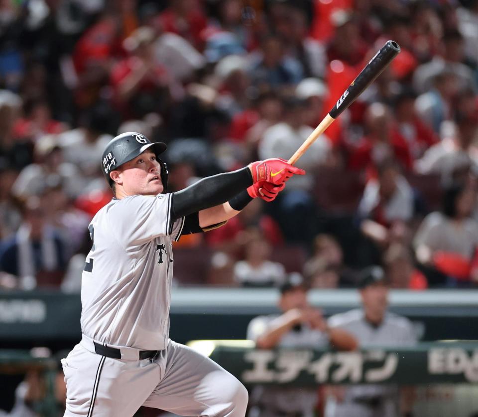 　７回、右翼線へのタイムリー二塁打を放つリチャード（撮影・市尻達拡）