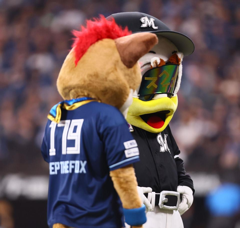 　きつねダンスの時に「スクイズ」と書かれたサングラスをつけて登場したマーくん（右）＝撮影・中島達哉