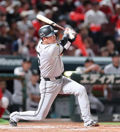 　７回、左中間を破るタイムリー二塁打を放つ坂本（撮影・市尻達拡）