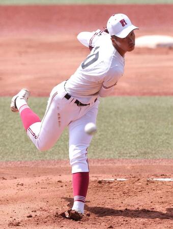 　先発し、１０回５安打１失点で、チームを甲子園出場に導いた広陵・堀田（撮影・市尻達拡）
