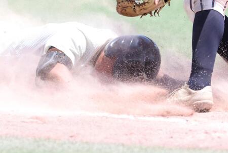 　７回、同点適時内野安打を放った大阪桐蔭・吉野颯真（撮影・中田匡峻）