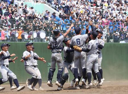 　初優勝を決めた叡明ナイン（撮影・佐々木彰尚）
