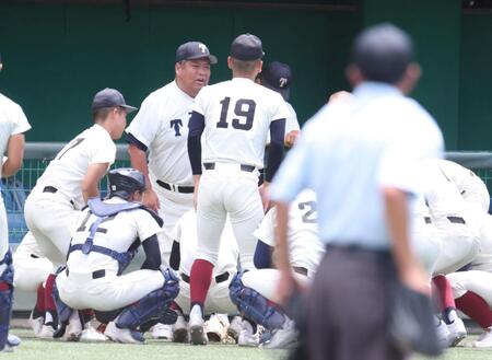 　６回裏の攻撃前、円陣でナインに声をかける大阪桐蔭・西谷浩一監督（撮影・中田匡峻）