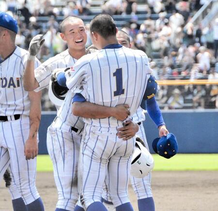 　夏連覇を決め仲間と抱き合う健大高崎・石垣元気（１）