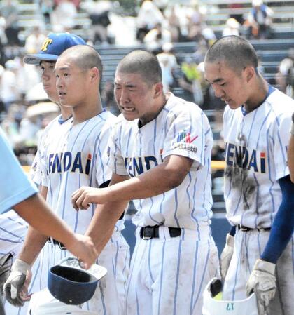 　投手陣をリードし夏連覇を決め号泣する健大高崎・小堀