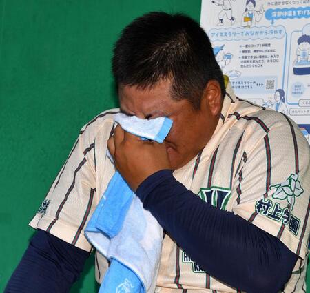 【写真】東大阪大柏原　元プロの土井健太監督が涙の絶叫「やったぞー！！」