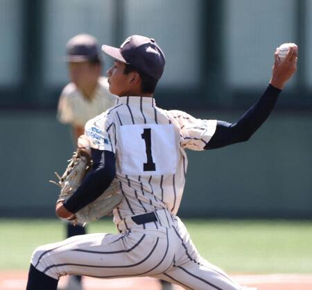　力投する先発の東大阪大柏原・川崎龍輝（撮影・中田匡峻）