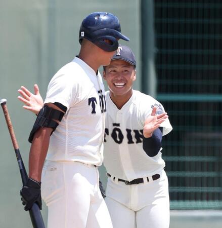 　７回、打席に入る前の吉野颯真（左）に声をかける大阪桐蔭・中野大虎（撮影・中田匡峻）