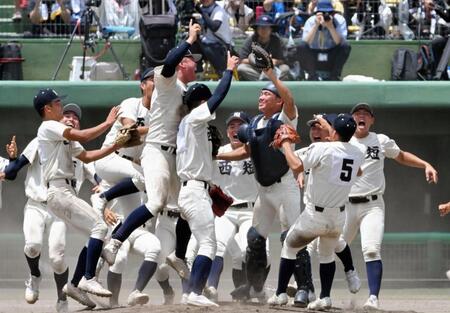 　甲子園出場を決め、喜びに沸く西日本短大付の選手たち