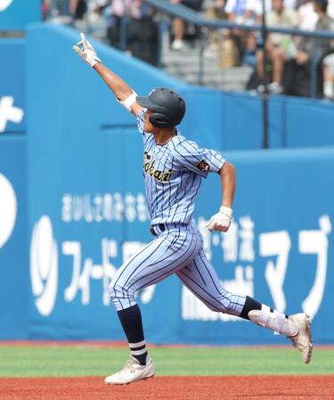 　３回、先制３ランを放ち、大きく手を上げる東海大相模・中村龍之介（撮影・西岡正）