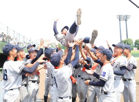 　胴上げされる叡明・根本主将（撮影・佐々木彰尚）