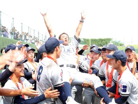 　胴上げされた叡明・中村監督（撮影・佐々木彰尚）