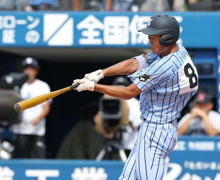 　３回、右越えに先制３ランを放つ東海大相模・中村龍之介（撮影・西岡正）